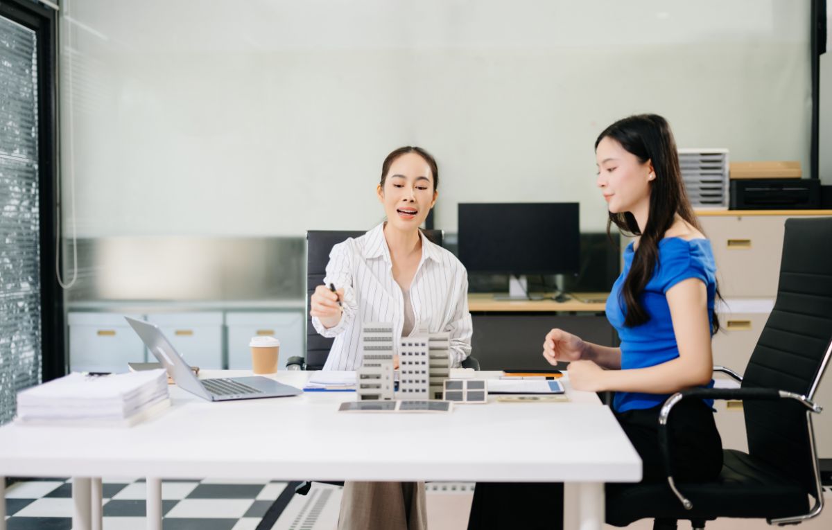 Solar installer consultation with building model and energy storage plans